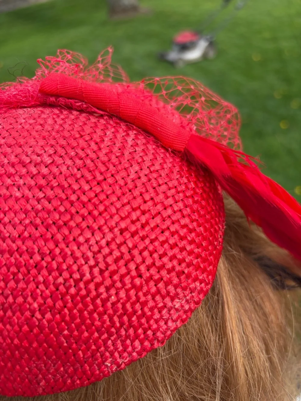 Vintage red veil woven straw jute fascinator hat with feathers & chin strap - Picture 10 of 10